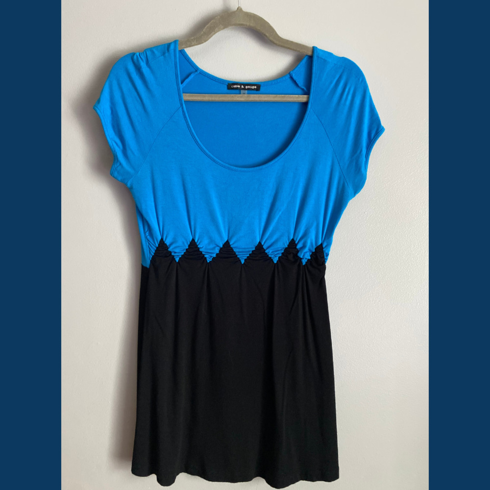 Cable & Gauge | Black and Blue Short Sleeve Cute Triangle Dress | Size: Medium